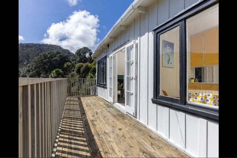 Photo of property in 5 Glenesk Road, Piha, New Lynn, 0772