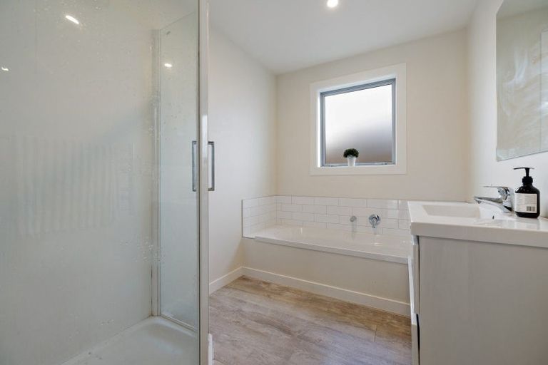 Photo of property in 27 Bale Road, Jacks Point, 9371