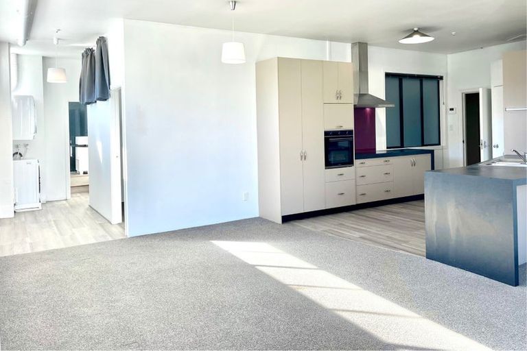 Photo of property in Endeavour Apartments, 18/125u Thorndon Quay, Pipitea, Wellington, 6011