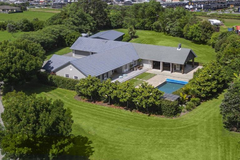 Photo of property in 21 Koraha Road, Kumeu, 0892