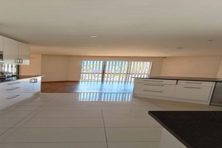 Photo of property in 5 Queen Natalie Place, Massey, Auckland, 0614