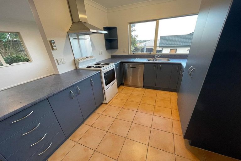 Photo of property in 22 Killygordon Place, Massey, Auckland, 0614