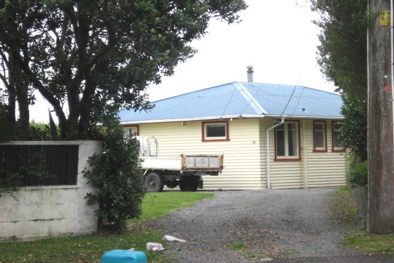 Photo of property in 18 Balmain Street, Newlands, Wellington, 6037