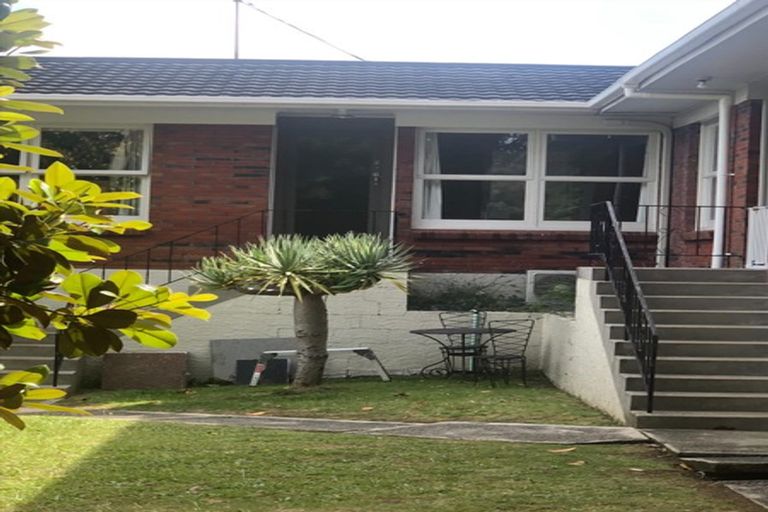 Photo of property in 2 Totara Grove, Hillcrest, Auckland, 0627