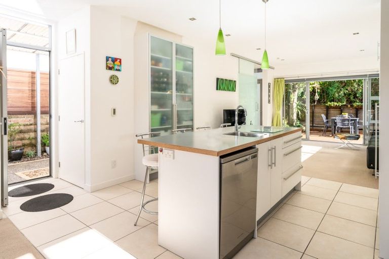 Photo of property in 37 Tiketike Way, Brooklyn, Wellington, 6021