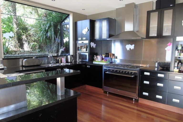 Photo of property in 13 Fortification Road, Karaka Bays, Wellington, 6022