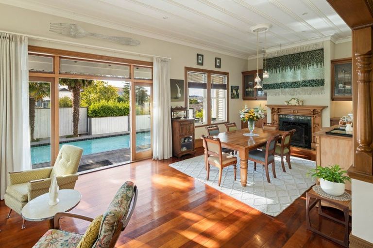 Photo of property in 23 Ruakiwi Road, Hamilton Lake, Hamilton, 3204