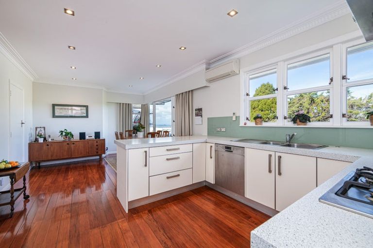 Photo of property in 8a Ava Avenue, Titirangi, Auckland, 0604