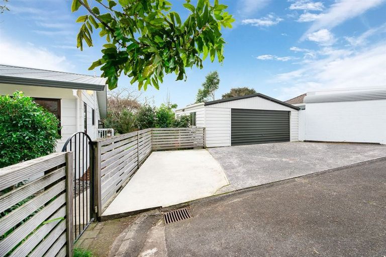 Photo of property in 20 Hassan Drive, Massey, Auckland, 0614