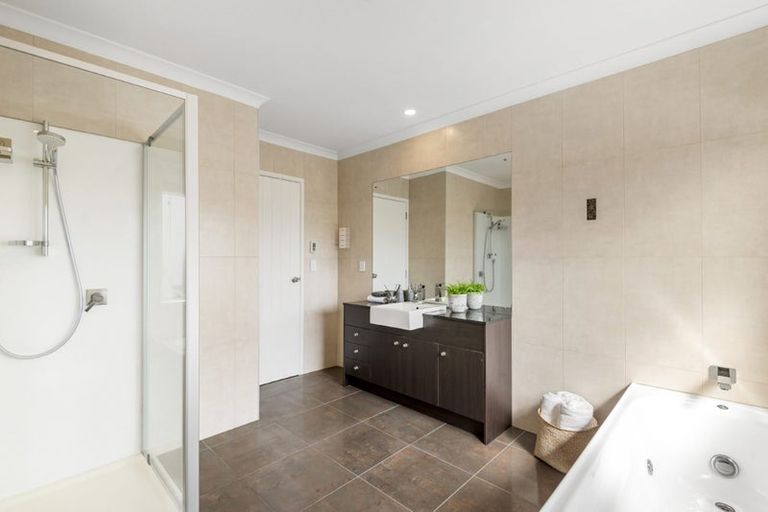 Photo of property in 5 Wye Oak Drive, Schnapper Rock, Auckland, 0632