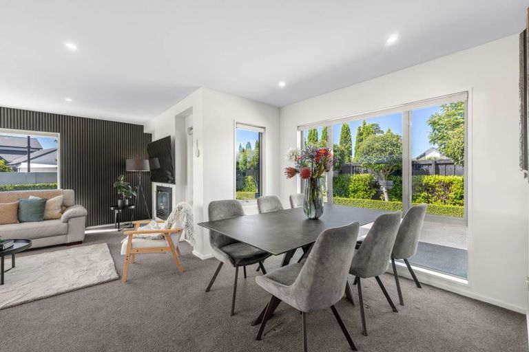 Photo of property in 10 Lakebridge Place, Parklands, Christchurch, 8083