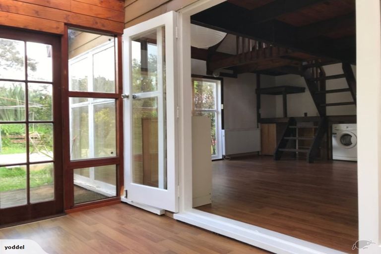 Photo of property in 89 Grassmere Road, Henderson Valley, Auckland, 0612