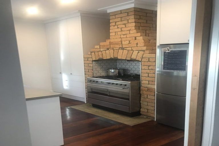 Photo of property in 28 Nikau Street, New Lynn, Auckland, 0600