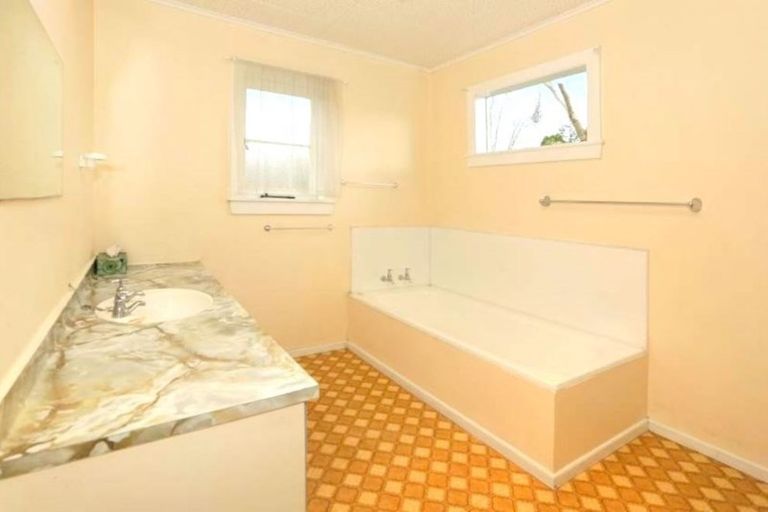 Photo of property in 24 Taikata Road, Te Atatu Peninsula, Auckland, 0610