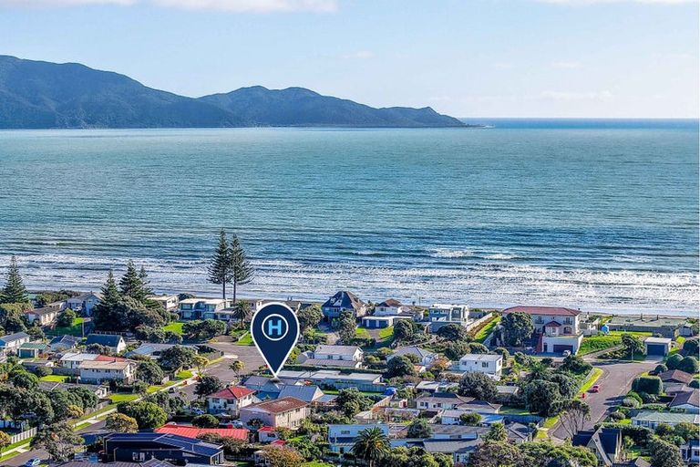 Photo of property in 7 Eruini Street, Waikanae Beach, Waikanae, 5036