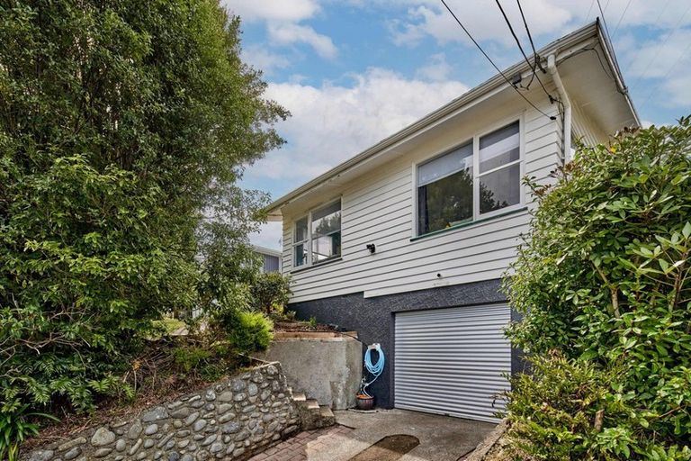 Photo of property in 27 Griffiths Grove, Newlands, Wellington, 6037