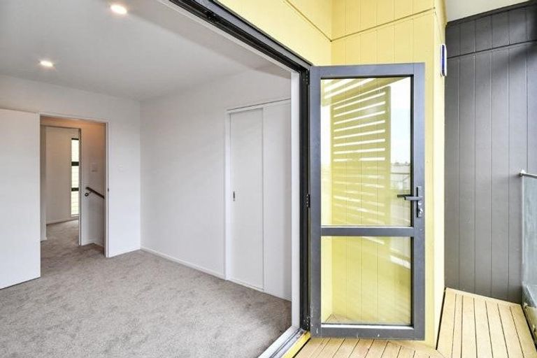 Photo of property in 2/3226 Great North Road, New Lynn, Auckland, 0600