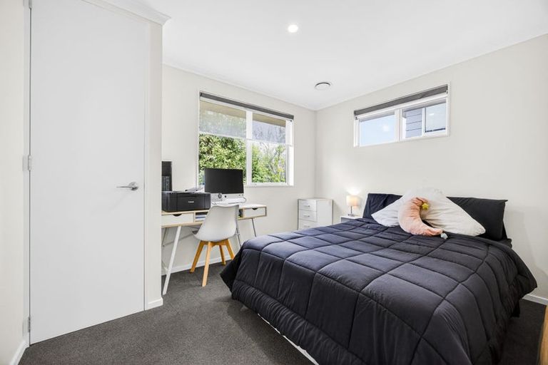 Photo of property in 6a Magdalen Place, West Harbour, Auckland, 0618