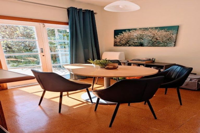 Photo of property in 172 Nevay Road, Karaka Bays, Wellington, 6022