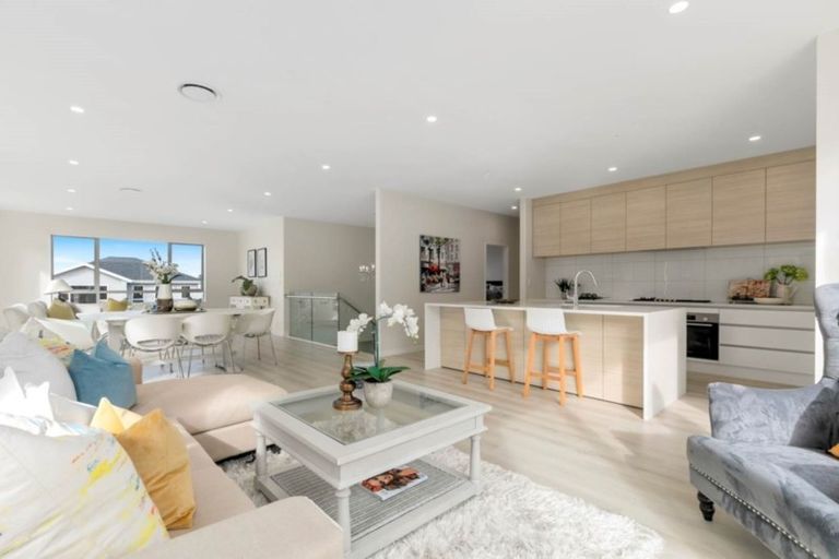 Photo of property in 98 Godfrey Drive, Orewa, 0931