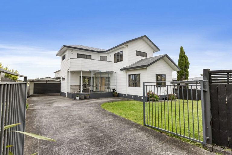 Photo of property in 12 Gloria Avenue, Te Atatu Peninsula, Auckland, 0610