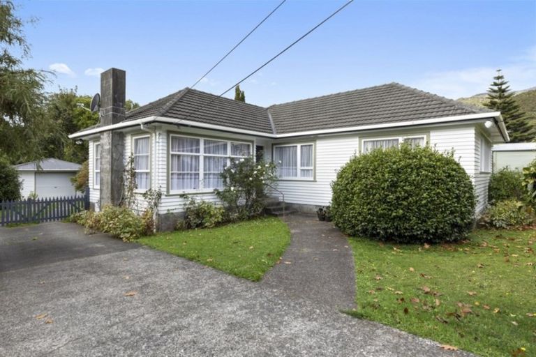 Photo of property in 135 Hine Road, Wainuiomata, Lower Hutt, 5014