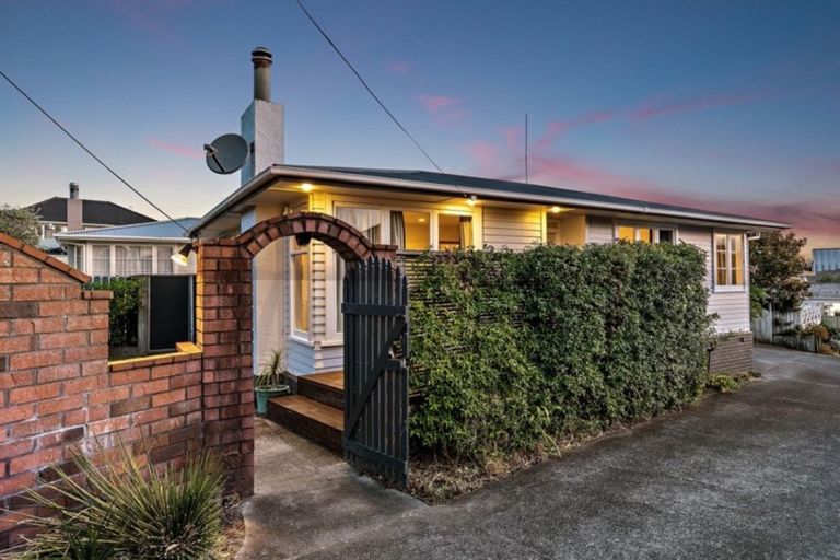 Photo of property in 46 Strid Road, Te Atatu South, Auckland, 0610