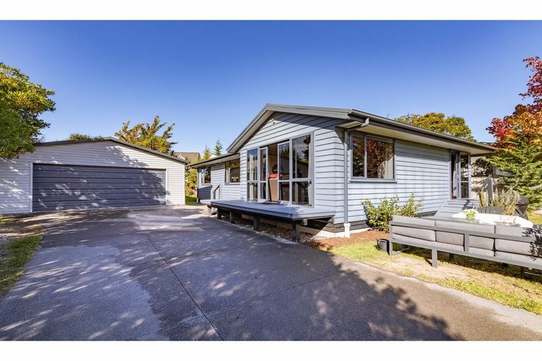 Photo of property in 12 Binstead Place, Avondale, Christchurch, 8061