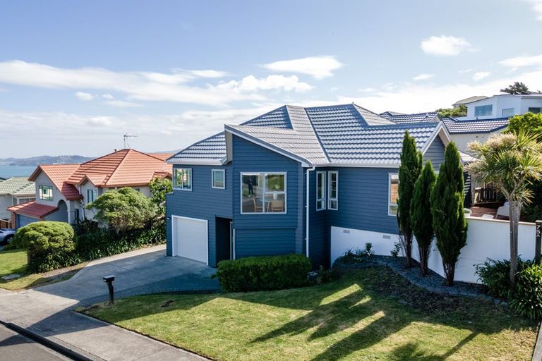 Photo of property in 75 Dress Circle, Newlands, Wellington, 6037