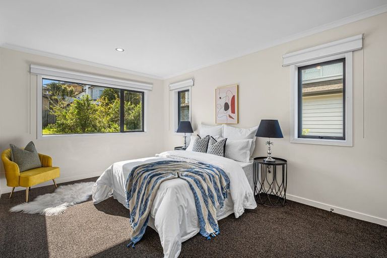 Photo of property in 2 Bintulu Place, Fairview Heights, Auckland, 0632