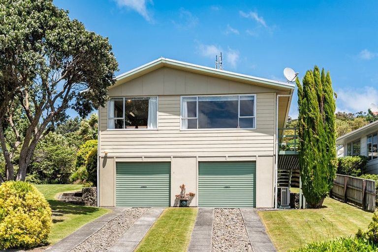 Photo of property in 16 Hicks Close, Whitby, Porirua, 5024