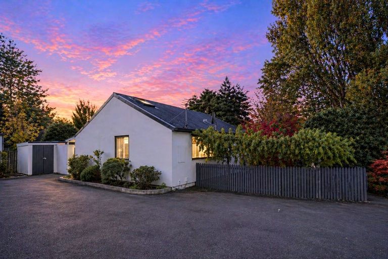 Photo of property in 2/207a Fifield Terrace, Opawa, Christchurch, 8023