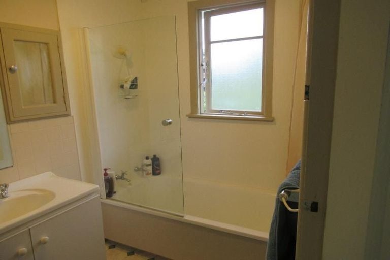 Photo of property in 42 Kenmore Street, Newlands, Wellington, 6037