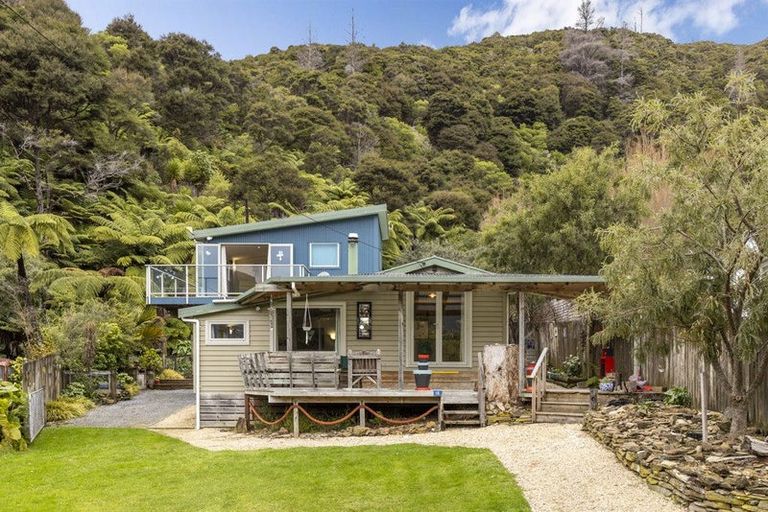 Photo of property in 19 Sandy Bay Road, Black Rock, Picton, 7282
