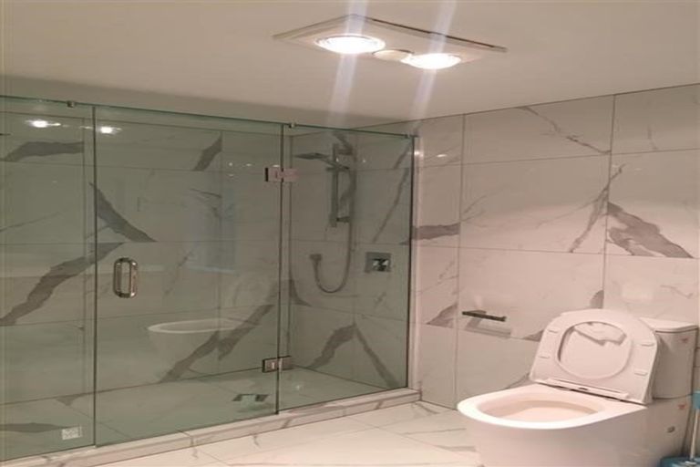 Photo of property in 81 Lake Road, Northcote, Auckland, 0627