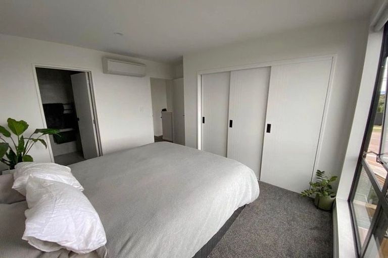 Photo of property in 2/103 Flanshaw Road, Te Atatu South, Auckland, 0610