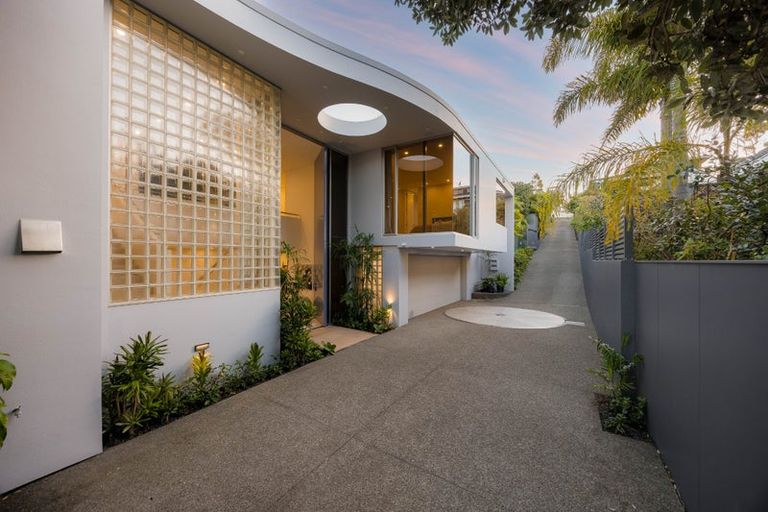 Photo of property in 19 Bournemouth Terrace, Murrays Bay, Auckland, 0630