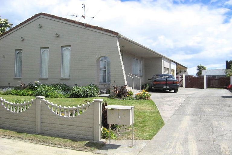 Photo of property in 2/5 Connemara Drive, Northwood, Christchurch, 8051