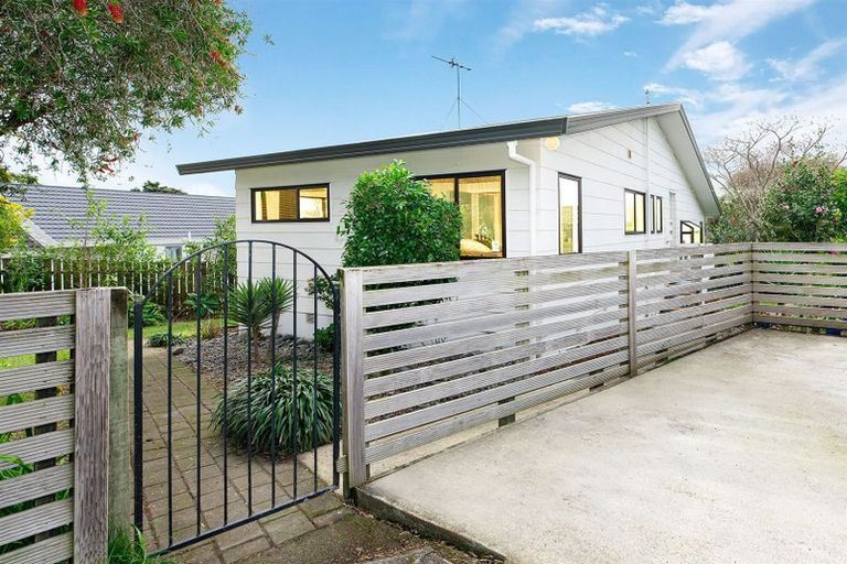 Photo of property in 20 Hassan Drive, Massey, Auckland, 0614