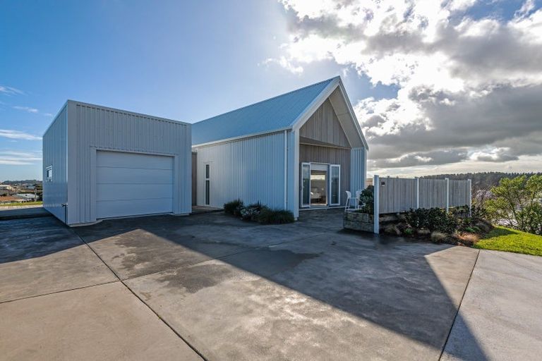 Photo of property in 2 Rangeview Rise, Foxton Beach, Foxton, 4815