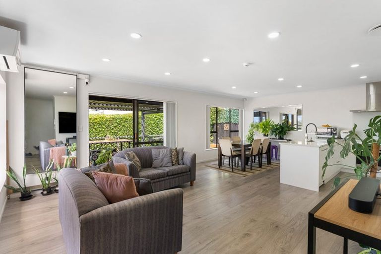 Photo of property in 2/36 Browns Bay Road, Rothesay Bay, Auckland, 0630