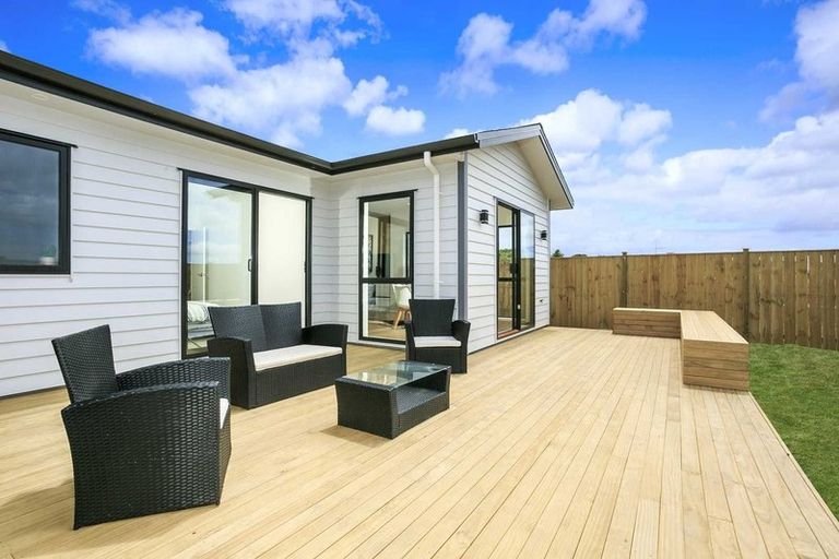 Photo of property in 18 Surf View Crescent, Red Beach, 0932