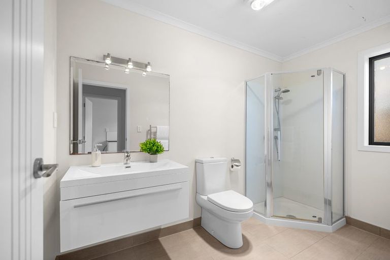 Photo of property in 2 Bintulu Place, Fairview Heights, Auckland, 0632