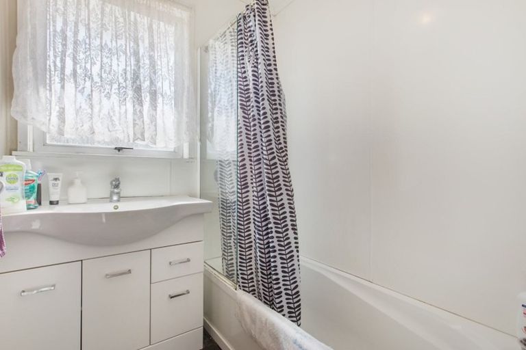 Photo of property in 48 Kaikoura Street, Henderson, Auckland, 0612