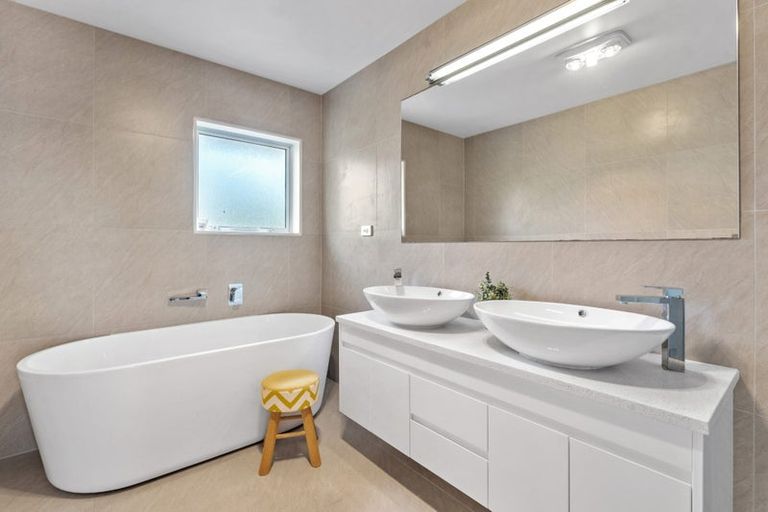 Photo of property in 21 Edgewater Drive, Karaka, Papakura, 2113