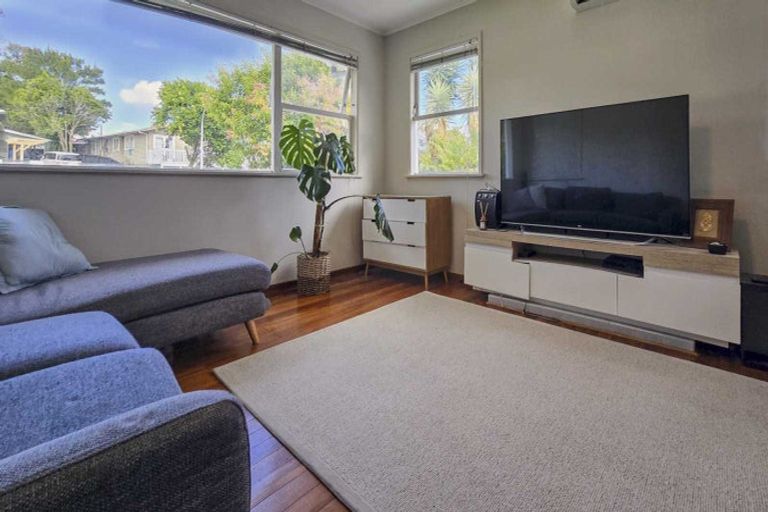 Photo of property in 1 Coburg Street, Henderson, Auckland, 0612
