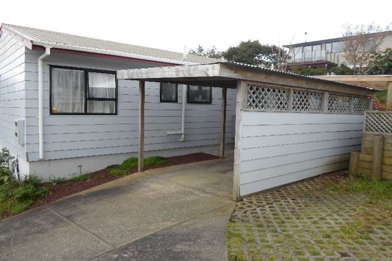Photo of property in 1/1 Cheval Drive, Totara Vale, Auckland, 0629