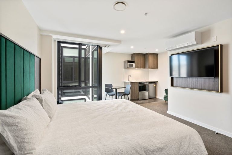 Photo of property in Proximity Apartment Hotel, 804/172u Thorndon Quay, Pipitea, Wellington, 6011