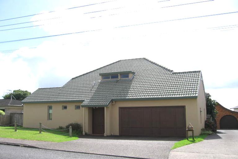 Photo of property in 92 Royal View Road, Te Atatu South, Auckland, 0610