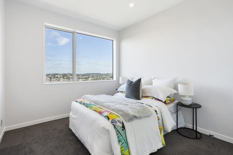 Photo of property in 517 East Coast Road, Murrays Bay, Auckland, 0630